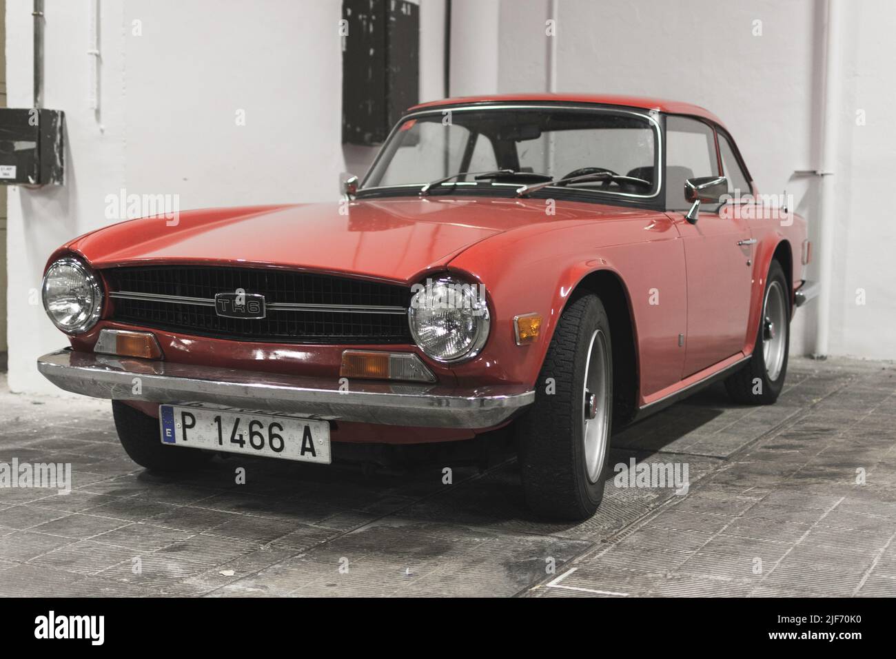 Voiture classique garée dans le parking, fabriqué au Royaume-Uni. Triomphe TR6 Banque D'Images