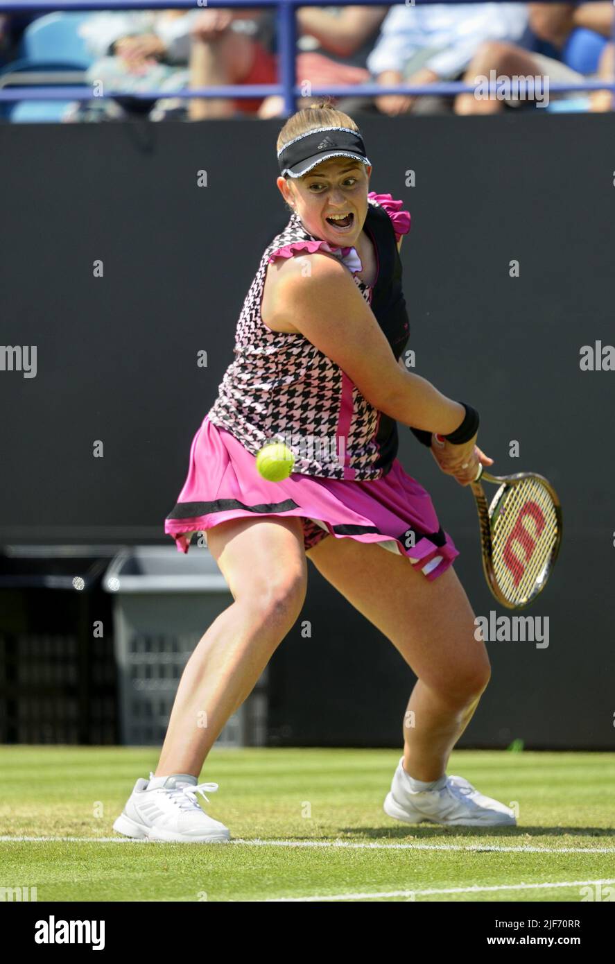 Jelena Ostapenko (Lettonie) jouant en demi-finale sur le court central au Rothesay International tennis, Devonshire Park, Eastbourne, Royaume-Uni. 24th 2 juin Banque D'Images
