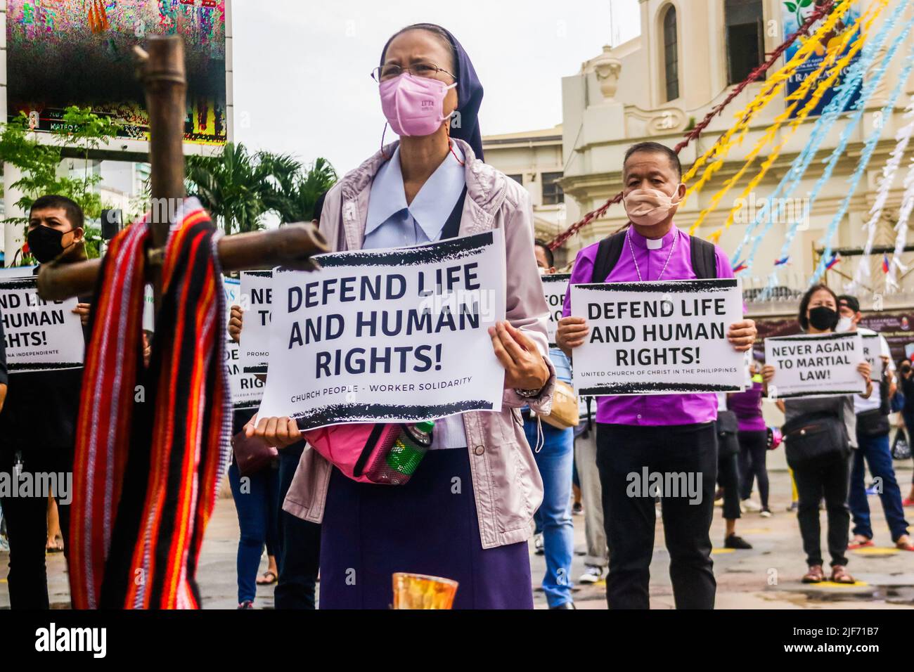 Manille, Philippines. 30th juin 2022. Les manifestants tiennent des pancartes lors d'une manifestation à l'inauguration de Ferdinand Marcos Jr. Sur la Plaza Miranda, à Manille. Des manifestants, des activistes et des défenseurs des droits de l'homme manifestent lors de l'inauguration de Ferdinand Marcos Jr. En tant que président philippin. Ferdinand Marcos Jr., le seul fils du dictateur évincé, fait serment en tant que président des Philippines en 17th et dirige le retour de Marcoses au pouvoir. (Photo par Ryan Eduard Benaid/SOPA Images/Sipa USA) crédit: SIPA USA/Alay Live News Banque D'Images