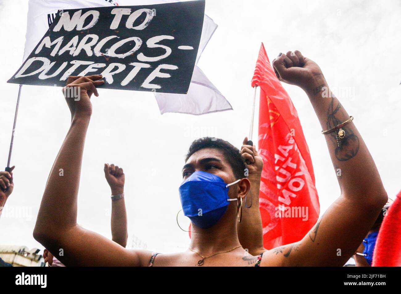Manille, Philippines. 30th juin 2022. Un manifestant tient un écriteau lors d'une manifestation à l'inauguration de Ferdinand Marcos Jr. Sur la Plaza Miranda, à Manille. Des manifestants, des activistes et des défenseurs des droits de l'homme manifestent lors de l'inauguration de Ferdinand Marcos Jr. En tant que président philippin. Ferdinand Marcos Jr., le seul fils du dictateur évincé, fait serment en tant que président des Philippines en 17th et dirige le retour de Marcoses au pouvoir. (Photo par Ryan Eduard Benaid/SOPA Images/Sipa USA) crédit: SIPA USA/Alay Live News Banque D'Images