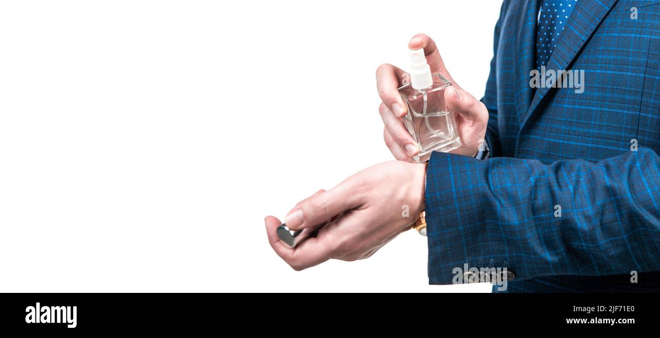 Homme professionnel coupe courte appliquer du liquide de parfum sur le poignet, parfum masculin. Affiche horizontale. En-tête de bannière Web, espace de copie. Banque D'Images