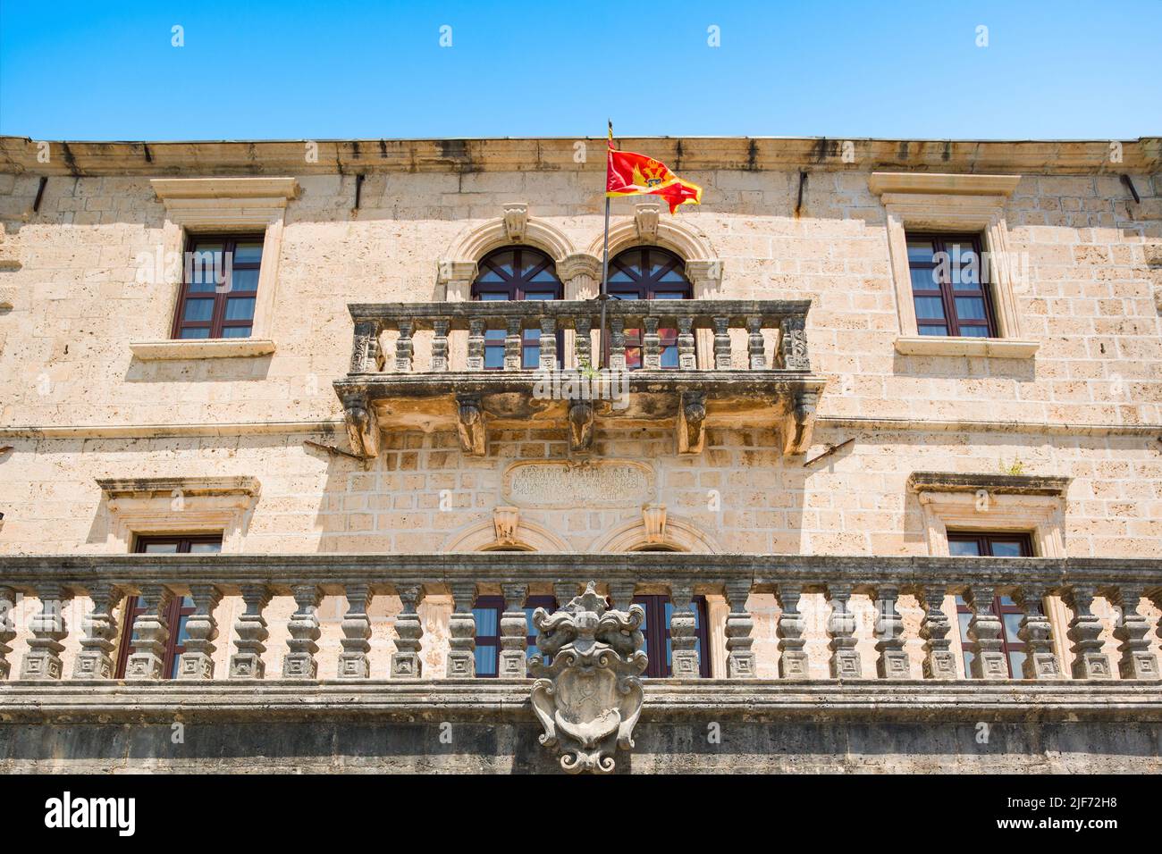 Perast, Monténégro - 28 mai 2022 : façade du musée de la ville de Perast dans la vieille ville de Perast sur la baie de Kotor Banque D'Images