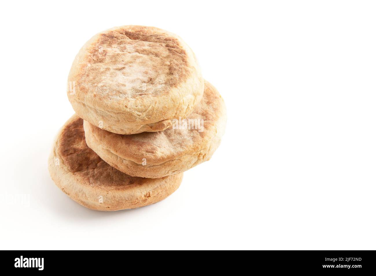Bolo de caco. Pain portugais traditionnel isolé sur blanc Banque D'Images