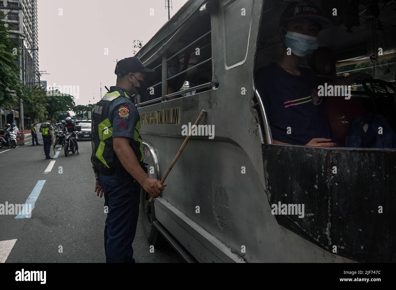 La police inspecte les automobilistes à un poste de contrôle le long de EspaÒa à Manille en tant que président élu Ferdinand Marcos Jr., fils de l'ancien dictateur Ferdinand Marcos, doit être assermenté comme président du pays en 17th vers midi aujourd'hui, jeudi 30 juin 2022. (Photo de Larry Monserate Piojo/Sipa USA) Banque D'Images