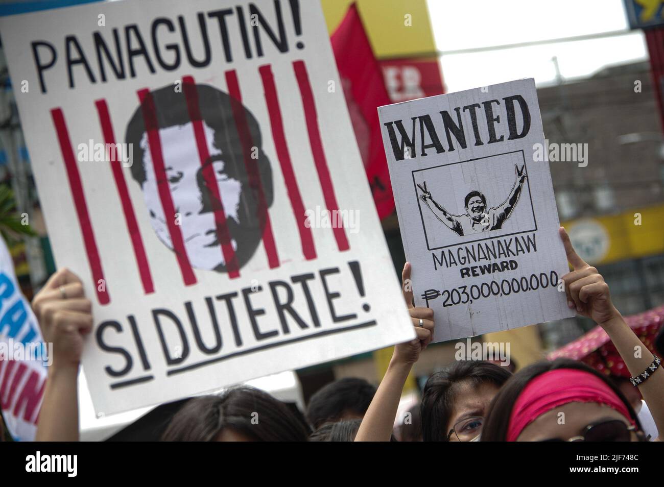 Des groupes progressistes protestent sur la Plaza Miranda lors de l'inauguration du président élu Ferdinand Marcos Jr., fils de l'ancien dictateur Ferdinand Marcos père, au Musée national de Manille, le jeudi 30 juin 2022. Sa présidence marque le retour des Marcoses au pouvoir. (Photo de Larry Monserate Piojo/Sipa USA) Banque D'Images