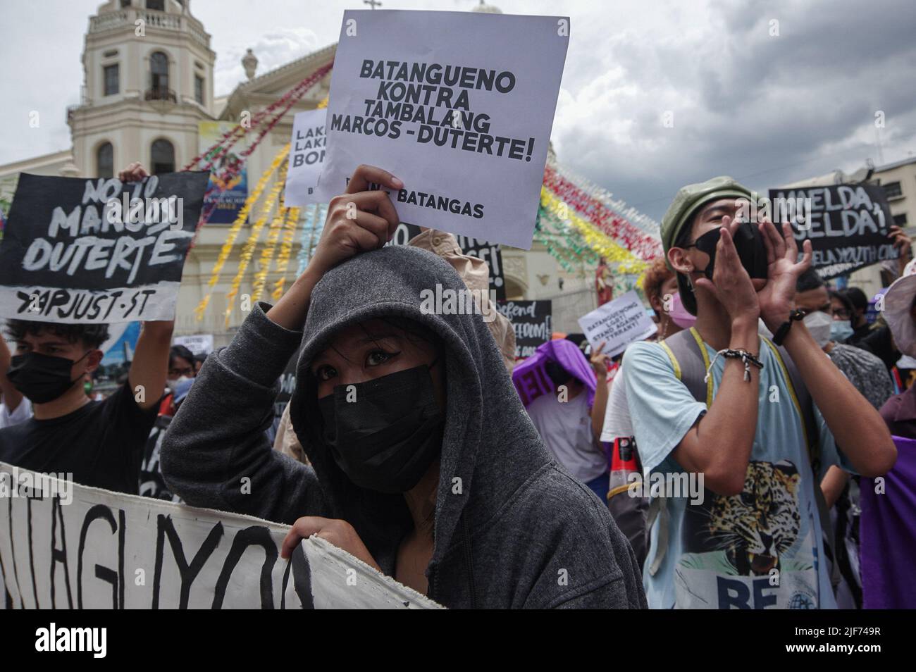 Des groupes progressistes protestent sur la Plaza Miranda lors de l'inauguration du président élu Ferdinand Marcos Jr., fils de l'ancien dictateur Ferdinand Marcos père, au Musée national de Manille, le jeudi 30 juin 2022. Sa présidence marque le retour des Marcoses au pouvoir. (Photo de Larry Monserate Piojo/Sipa USA) Banque D'Images