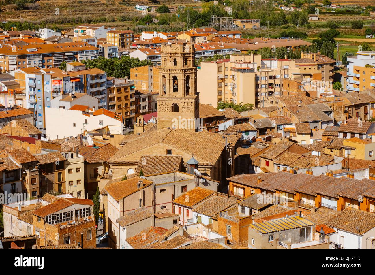 Vue aérienne de la vieille ville de Monzon, dans la province de Huesca, à Aragon, Espagne, mettant en évidence le beffroi de la cathédrale de Santa Maria del Romera Banque D'Images