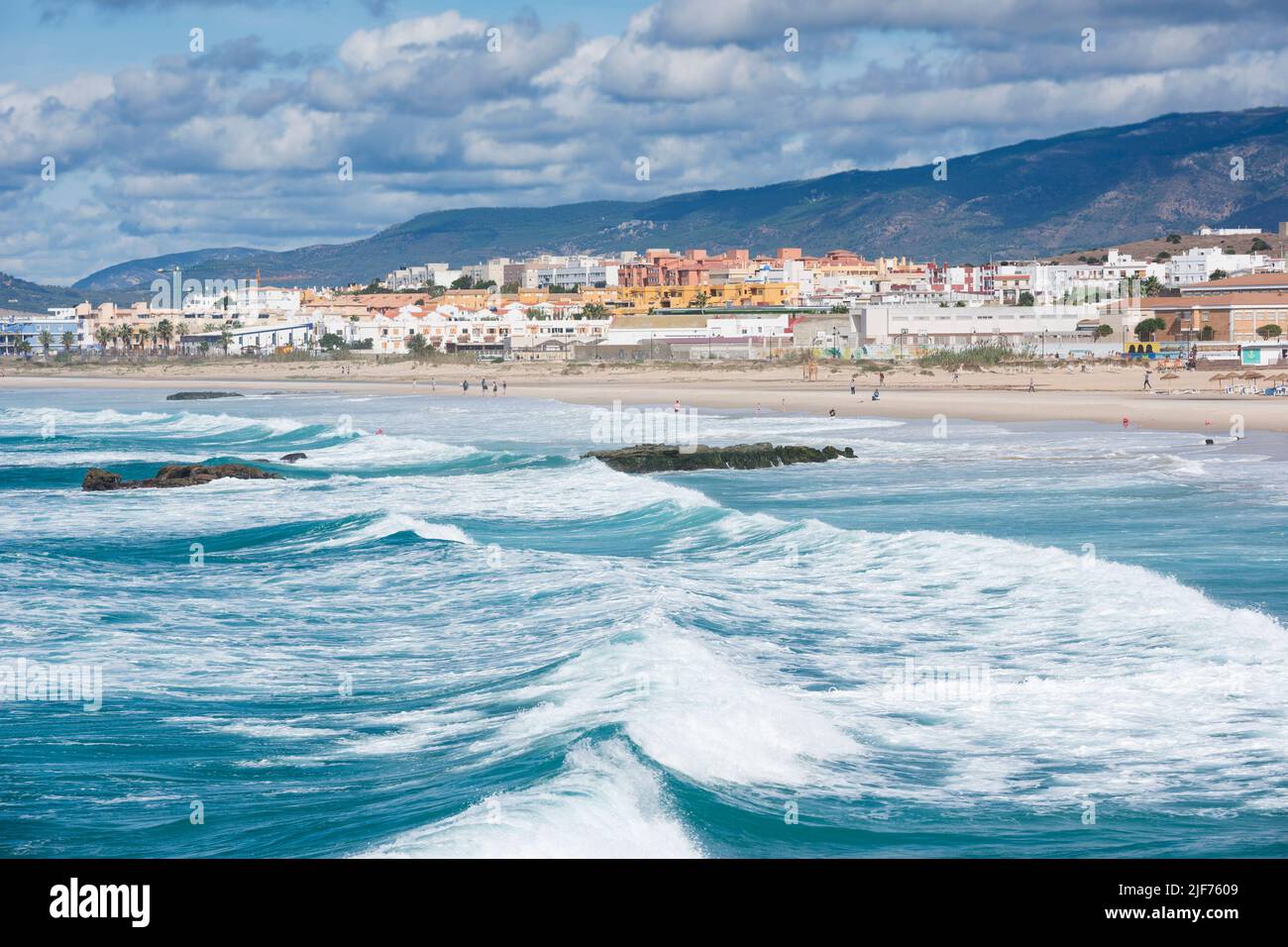 Vue sur la plage de Los Lances et la ville blanche de Tarifa, province de Cadix, Andalousie, Espagne Banque D'Images