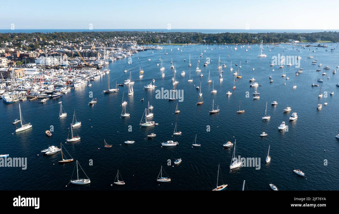 Photos aériennes du port de Newport, bateaux amarrés et amarrés en fin d'après-midi sous le soleil au Newport International Boat Show, chantier naval de Safe Harbor. Banque D'Images