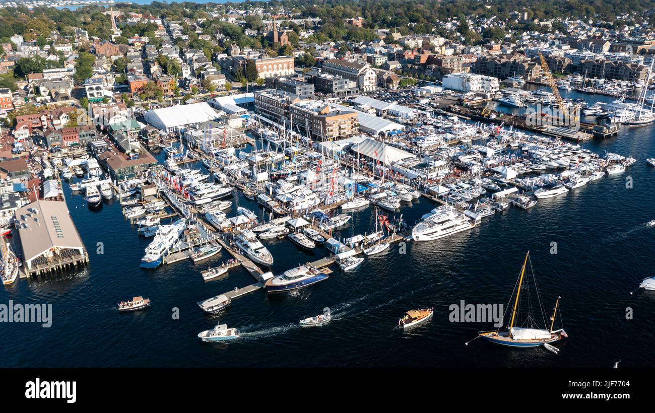 Photos aériennes du port de Newport, bateaux amarrés et amarrés en fin d'après-midi sous le soleil au Newport International Boat Show, chantier naval de Safe Harbor. Banque D'Images