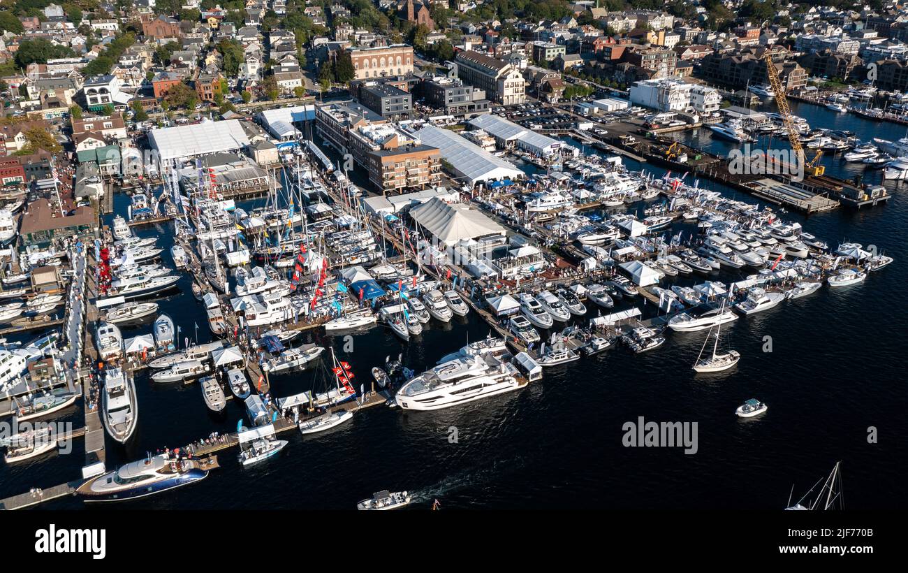 Photos aériennes du port de Newport, bateaux amarrés et amarrés en fin d'après-midi sous le soleil au Newport International Boat Show, chantier naval de Safe Harbor. Banque D'Images