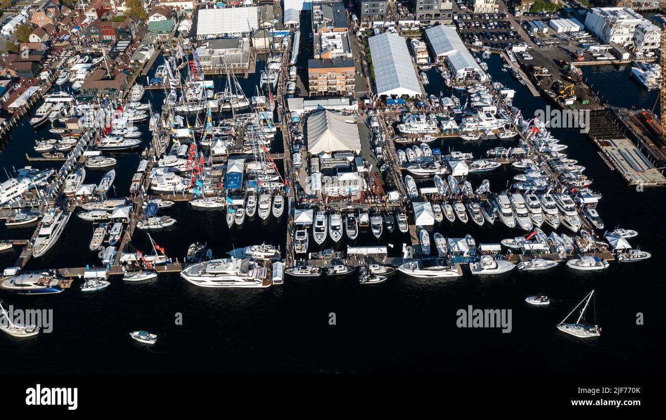 Photos aériennes du port de Newport, bateaux amarrés et amarrés en fin d'après-midi sous le soleil au Newport International Boat Show, chantier naval de Safe Harbor. Banque D'Images