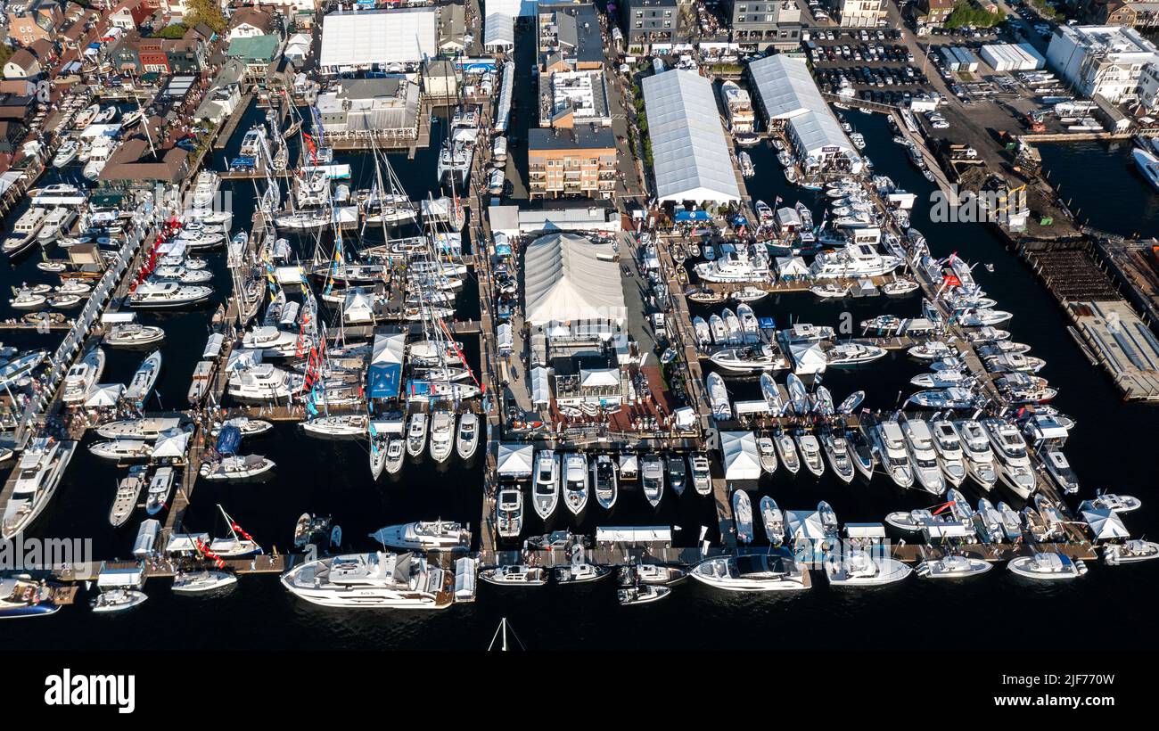 Stock Pictures of the Newport Harbor in fin d'après-midi soleil avec le Newport Boat show de retour après une année hiatus dû à COVID 19. Newport Rhode Island Banque D'Images