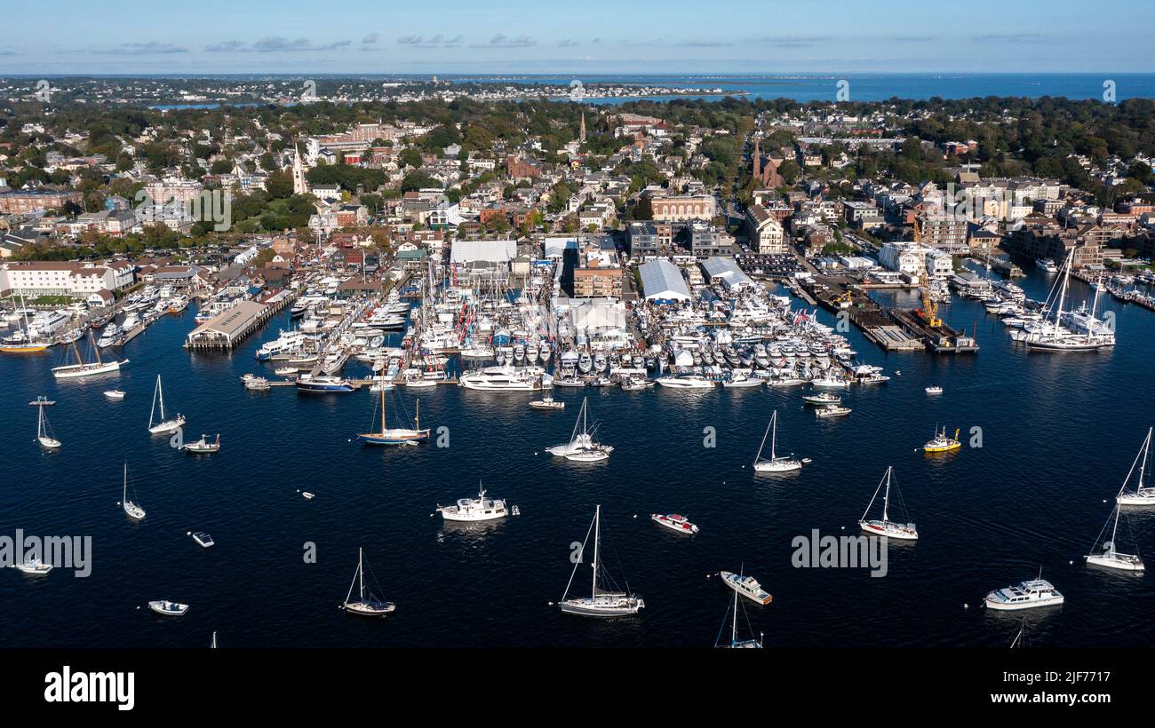 Photos aériennes du port de Newport, bateaux amarrés et amarrés en fin d'après-midi sous le soleil au Newport International Boat Show, chantier naval de Safe Harbor. Banque D'Images