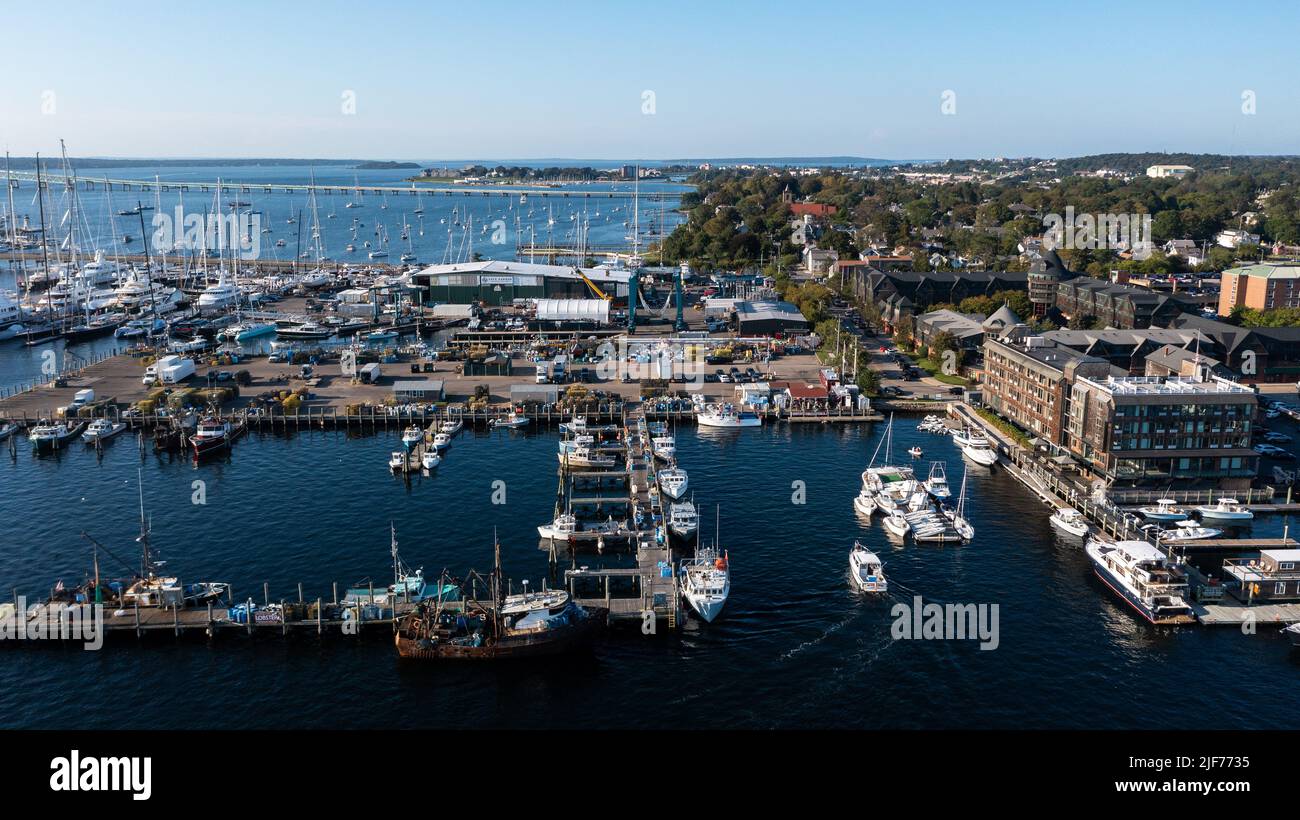 Photos aériennes du port de Newport, bateaux amarrés et amarrés en fin d'après-midi sous le soleil au Newport International Boat Show, chantier naval de Safe Harbor. Banque D'Images