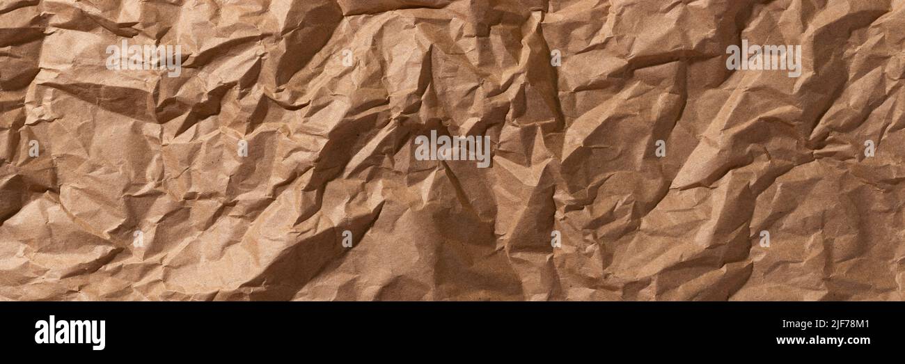Bannière d'arrière-plan de texture de papier recyclé brun froissé et froissé. Barre de coupe panoramique large Banque D'Images