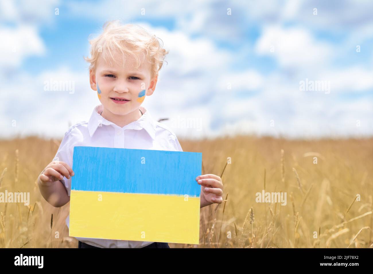 Arrêtez la guerre en Ukraine. Un garçon ukrainien avec drapeau ukrainien - jaune et bleu se dresse contre la guerre. Banque D'Images
