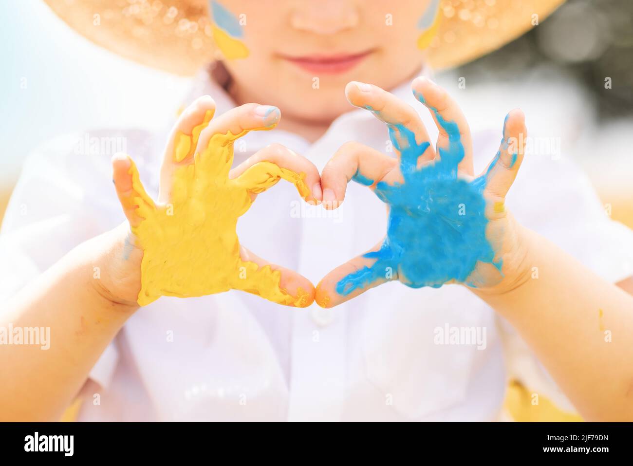 Arrêtez la guerre en Ukraine. Un garçon ukrainien avec drapeau ukrainien - jaune et bleu se dresse contre la guerre. Banque D'Images
