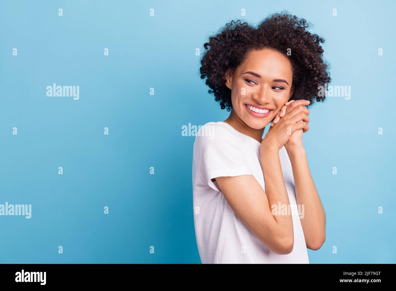 Portrait de jeune magnifique bonne humeur souriante afro fille look copyspace rêvant adoring isolé sur fond bleu de couleur Banque D'Images