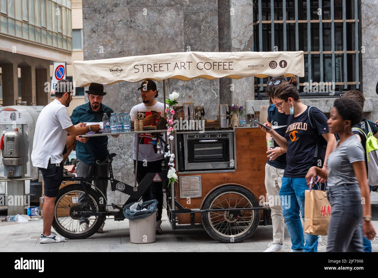 Naples, Italie. 27 mai 2022. Don café Street Art Coffee, la voiturette à vélo sur la rue via Toledo à Naples, Italie Banque D'Images