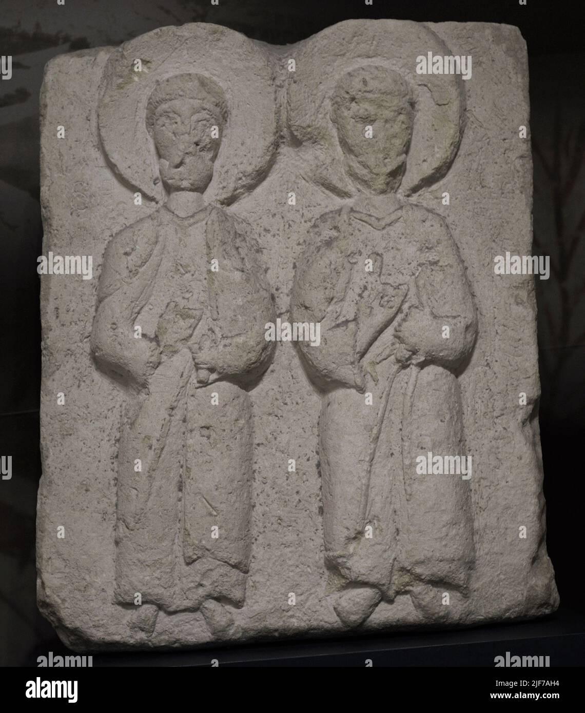 Soulagement médiéval tardif. Calcaire. Il représente deux saints, peut-être Saint Pierre et Saint Paul. Jouissant d'une dévotion parmi les pêcheurs et les marins, c'est un exemple de savoir-faire local de la fin de 13th ou du début de 14th siècle, probablement sous influence sicilienne. Le relief aurait été trouvé en 1908 à Xlendi (île de Gozo, Malte), où il aurait pu faire partie d'une église ou d'une chapelle qui n'existe plus. Musée d'archéologie de Gozo. Cittadela de Victoria à Gozo. Malte. Banque D'Images Soulagement médiéval tardif. Calcaire. Il représente deux saints, peut-être Saint Pierre et Saint Paul. Jouissant d'une dévotion parmi les pêcheurs et les marins, c'est un exemple de savoir-faire local de la fin de 13th ou du début de 14th siècle, probablement sous influence sicilienne. Le relief aurait été trouvé en 1908 à Xlendi (île de Gozo, Malte), où il aurait pu faire partie d'une église ou d'une chapelle qui n'existe plus. Musée d'archéologie de Gozo. Cittadela de Victoria à Gozo. Malte. Banque D'Images