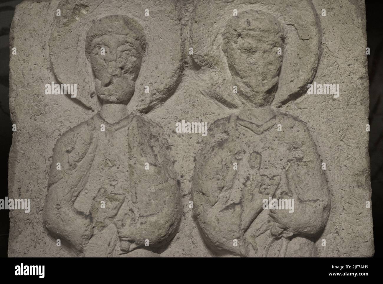 Soulagement médiéval tardif. Calcaire. Il représente deux saints, peut-être Saint Pierre et Saint Paul. Jouissant d'une dévotion parmi les pêcheurs et les marins, c'est un exemple de savoir-faire local de la fin de 13th ou du début de 14th siècle, probablement sous influence sicilienne. Le relief aurait été trouvé en 1908 à Xlendi (île de Gozo, Malte), où il aurait pu faire partie d'une église ou d'une chapelle qui n'existe plus. Détails. Musée d'archéologie de Gozo. Cittadela de Victoria à Gozo. Malte. Banque D'Images Soulagement médiéval tardif. Calcaire. Il représente deux saints, peut-être Saint Pierre et Saint Paul. Jouissant d'une dévotion parmi les pêcheurs et les marins, c'est un exemple de savoir-faire local de la fin de 13th ou du début de 14th siècle, probablement sous influence sicilienne. Le relief aurait été trouvé en 1908 à Xlendi (île de Gozo, Malte), où il aurait pu faire partie d'une église ou d'une chapelle qui n'existe plus. Détails. Musée d'archéologie de Gozo. Cittadela de Victoria à Gozo. Malte. Banque D'Images