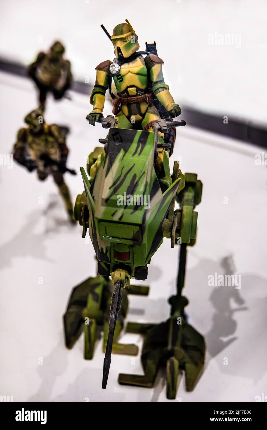 Machine de guerre avec des troopers Storm exposés lors de l'exposition Star Wars Day 2022 à Suntec City, Singapour. Banque D'Images