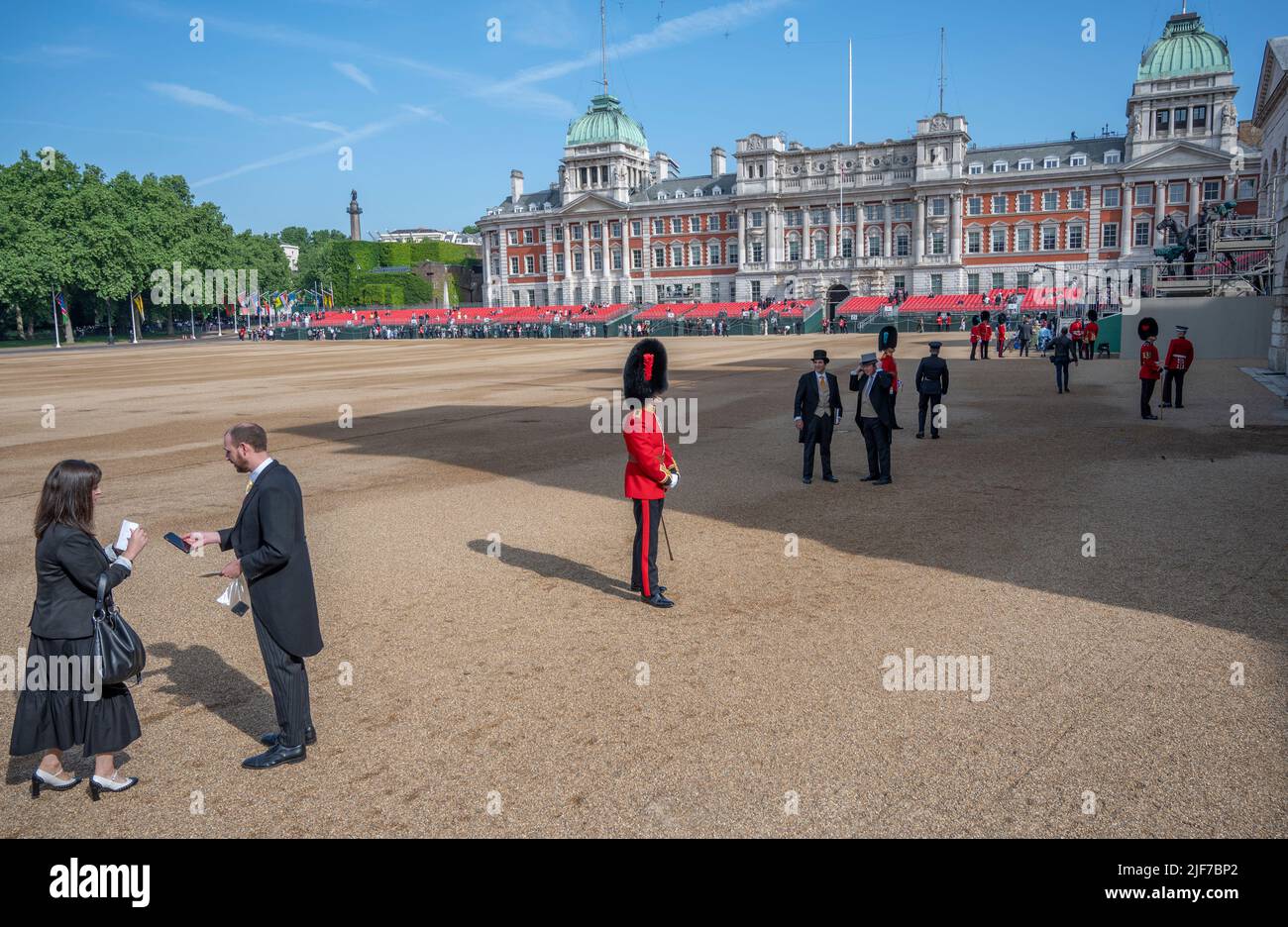 Horse Guards Parade, Londres, Royaume-Uni. 2 juin 2022. Trooping The Color, la parade d'anniversaire de la Reine, tenue en année du Jubilé de platine, les invités arrivent. Banque D'Images