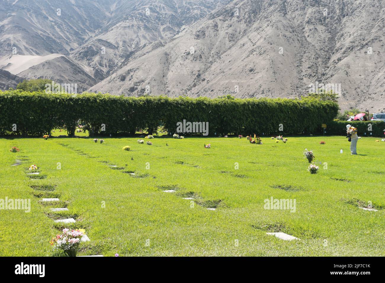 Une belle photo d'un cimetière dans le fond des montagnes Banque D'Images