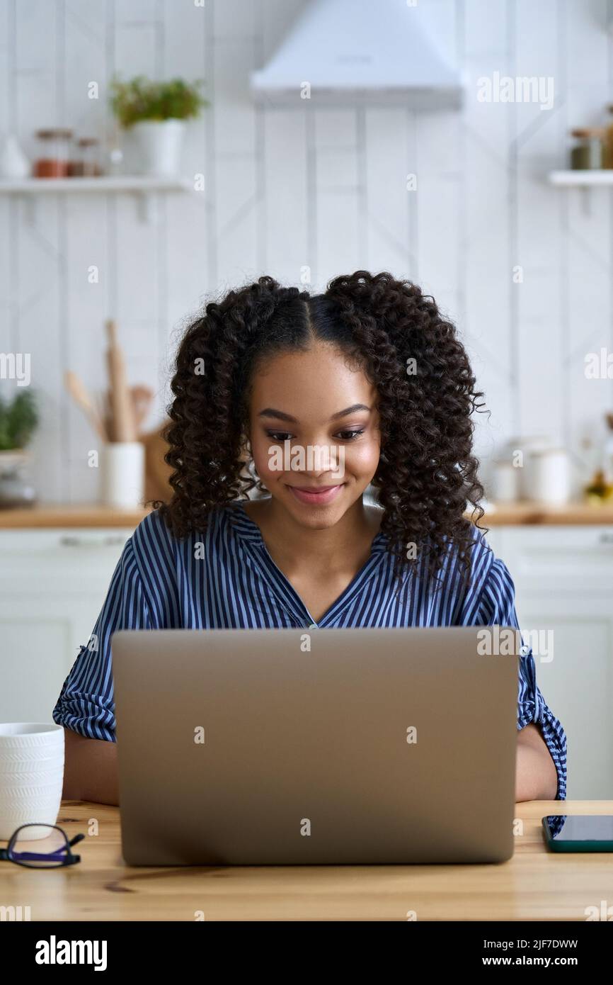 African American teen fille étudiant d'université d'apprentissage en ligne sur ordinateur portable. Banque D'Images