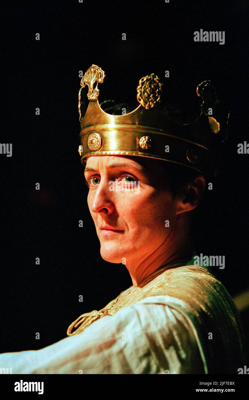 Fiona Shaw (Roi Richard II) dans RICHARD II par Shakespeare au Cottesloe Theatre, National Theatre (NT), Londres SE1 02/06/1995 conception: Hildegard Bechtler éclairage: Peter Mumford réalisateur: Deborah Warner Banque D'Images