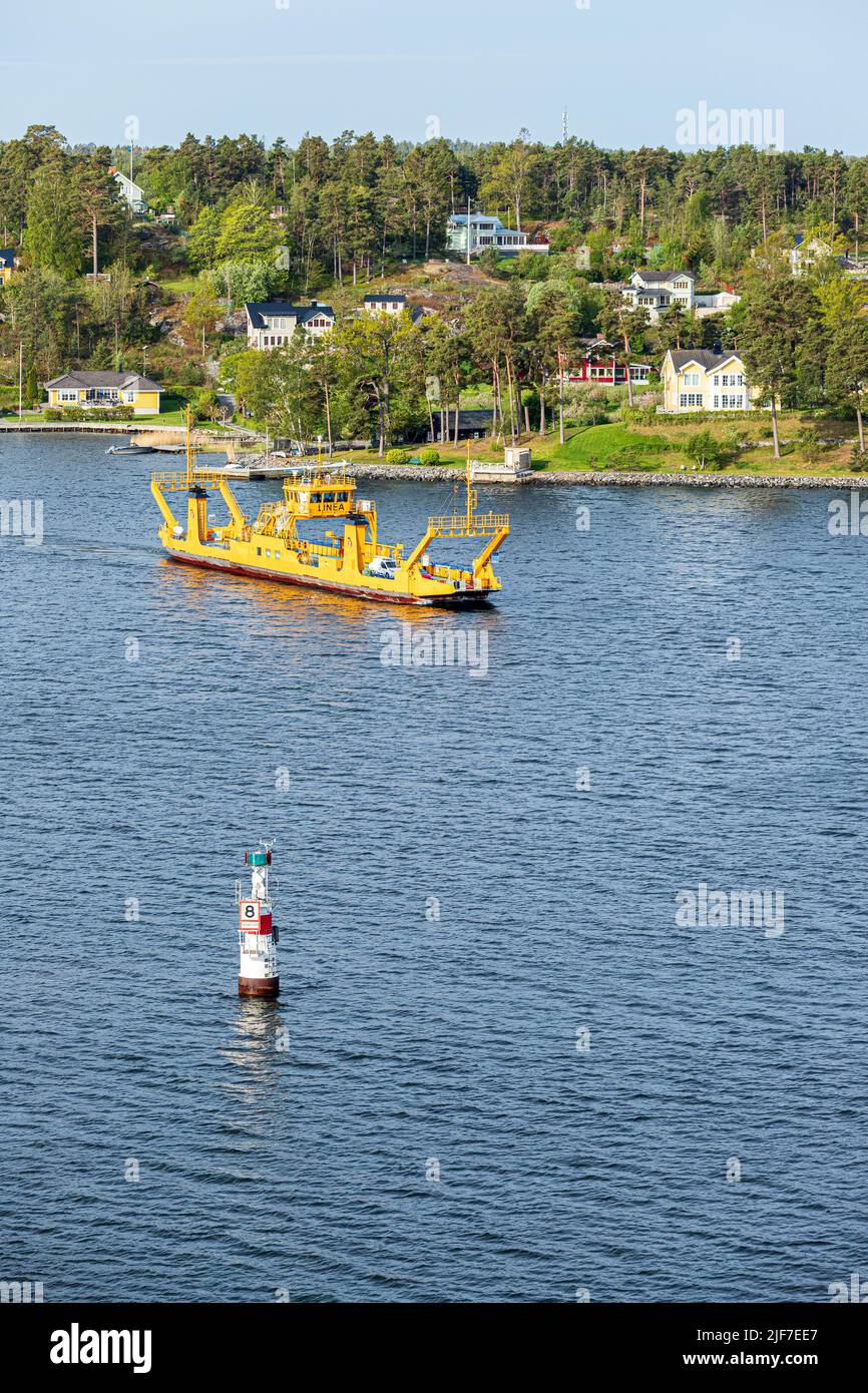 Le ferry Linea RORO entre les nombreuses îles de l'archipel de Stockholm - ici au large de Norra Lagno, en Suède Banque D'Images