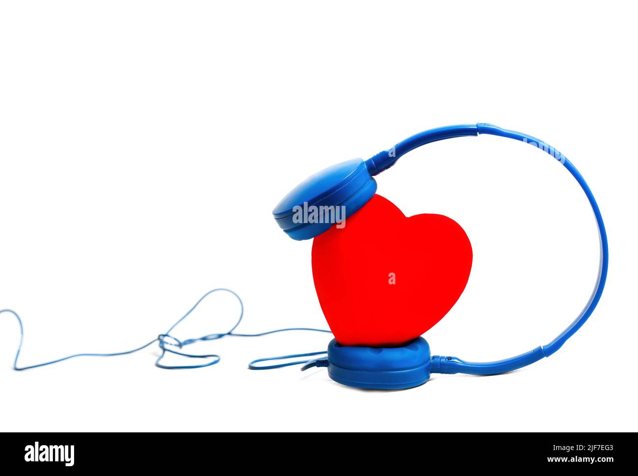 Casque bleu filaire placé sur un grand cœur rouge isolé sur un fond neutre. Banque D'Images