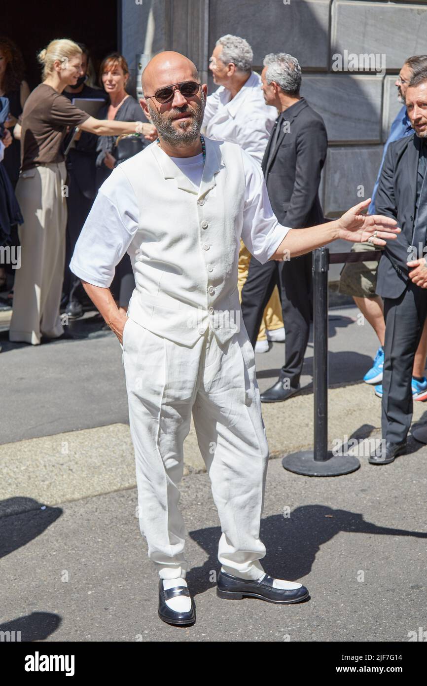 MILAN, ITALIE - 20 JUIN 2022: Giuliano Sangiorgi avant Giorgio Armani Fashion show, Milan Fashion week Street style Banque D'Images