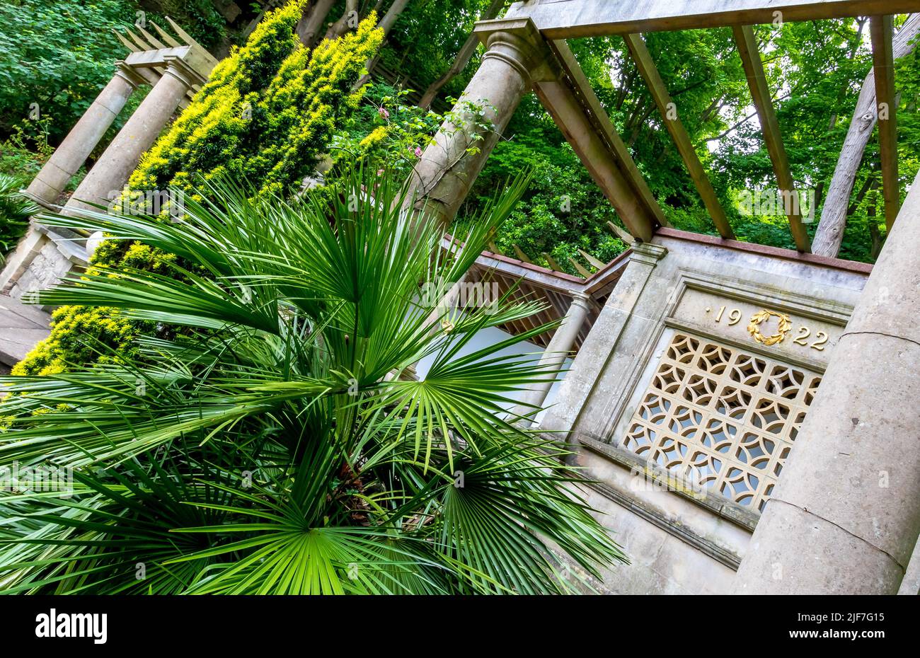 Caché en bas dans la falaise de craie les jardins italiens. Un jardin isolé situé dans un amphithéâtre boisé Banque D'Images