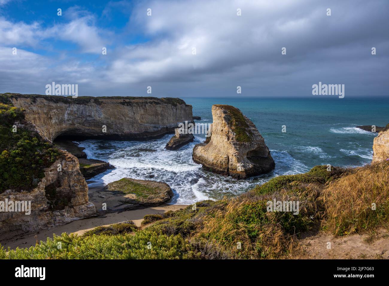 Vue sur Shark Fin Cove. Davenport, Californie. Banque D'Images