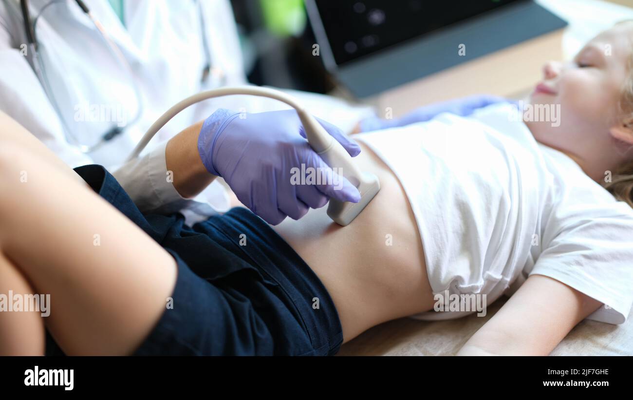 Examen médical de la petite fille en utilisant l'équipement d'échographie de près Banque D'Images