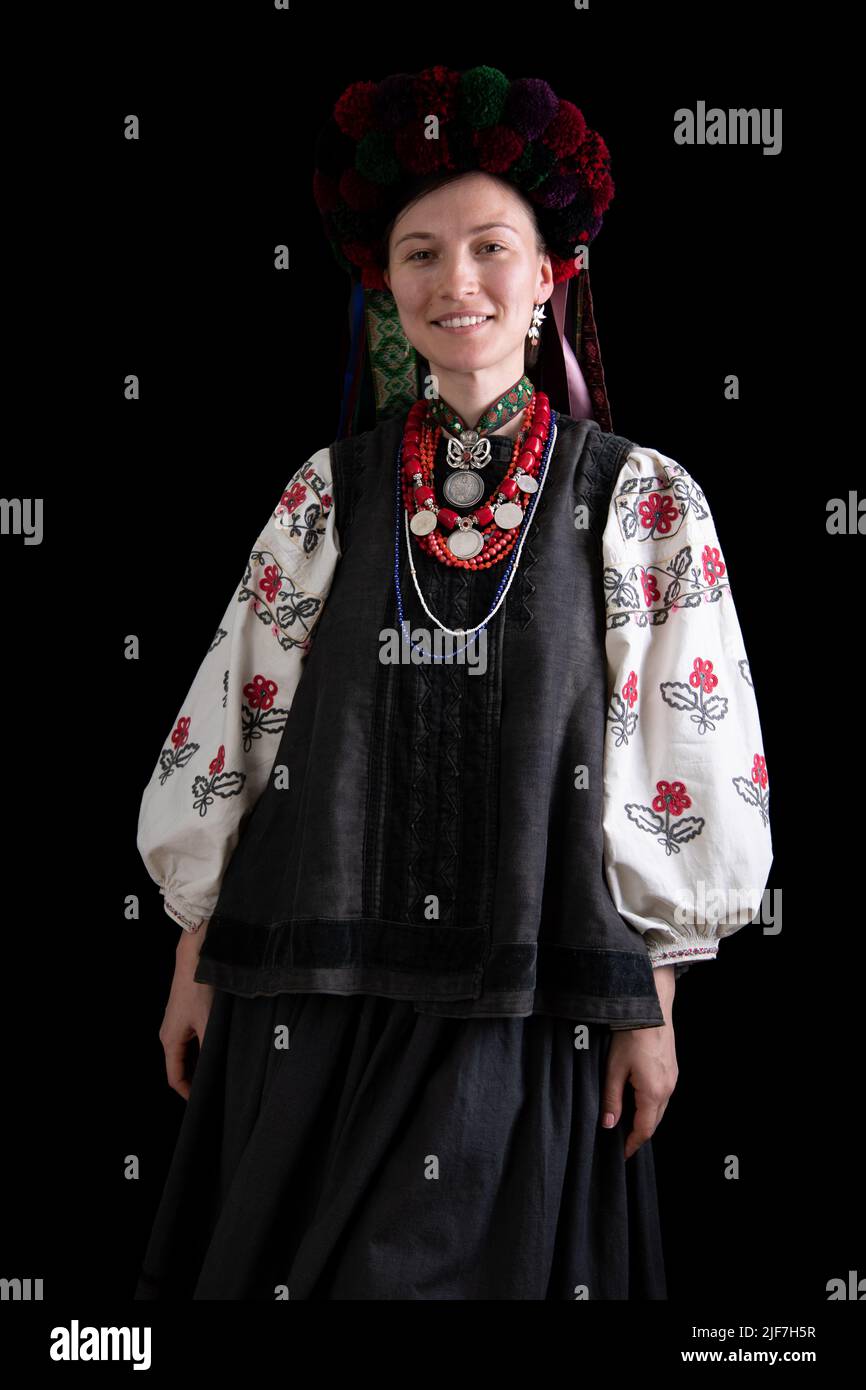 Une fille en vêtements traditionnels ukrainiens sur fond noir Banque D'Images