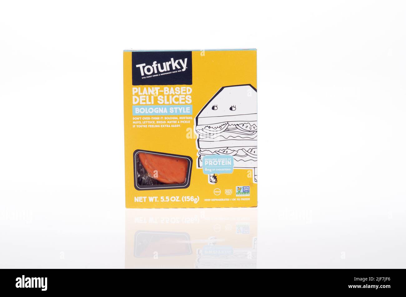 Tranches de Deli à base de Tofurkey Plant dans le style de Bologne. Non OGM, végétalien sur fond blanc Banque D'Images Tranches de Deli à base de Tofurkey Plant dans le style de Bologne. Non OGM, végétalien sur fond blanc Banque D'Images