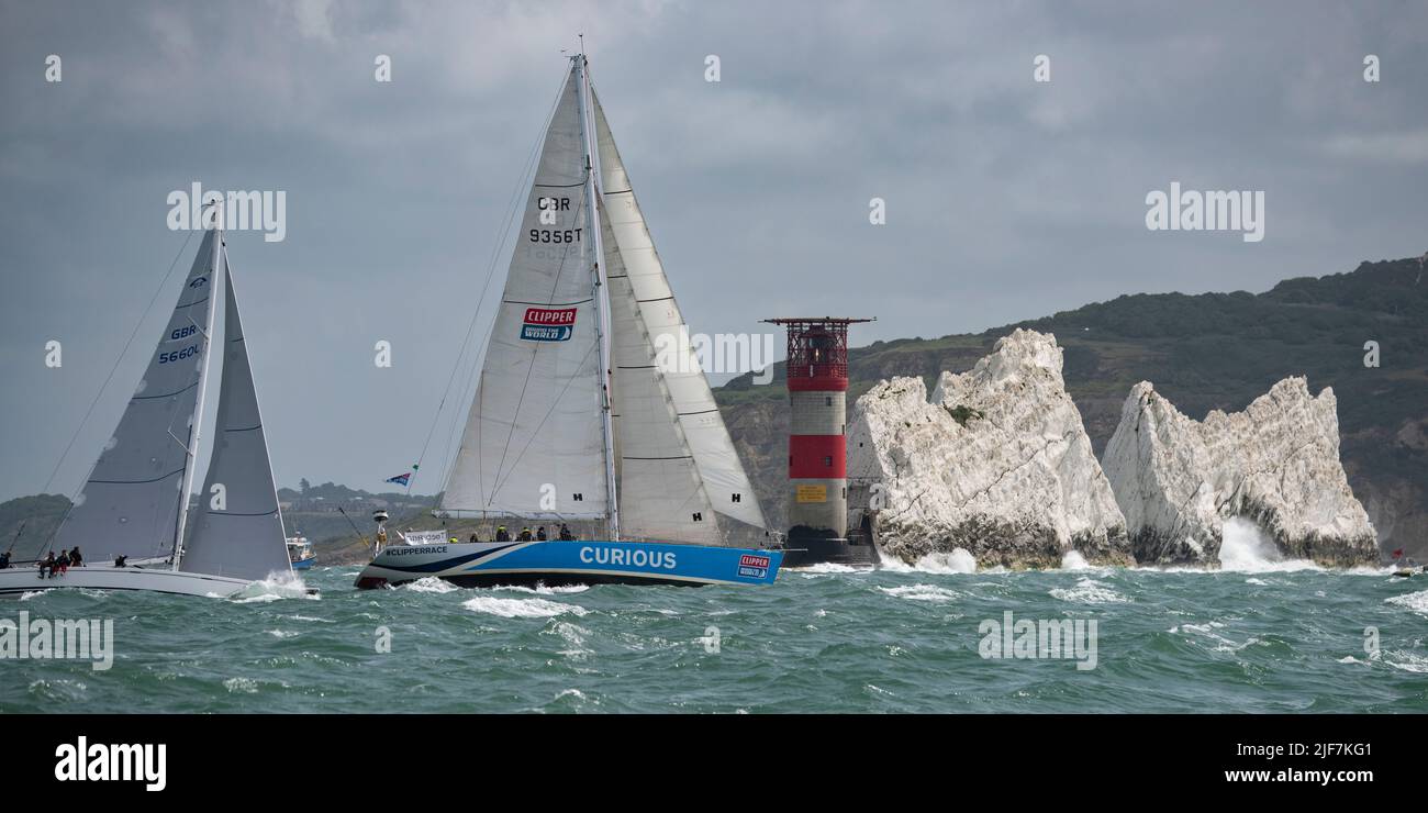 L'eau est saccadée tandis que les yachts se déplacent autour des célèbres aiguilles dans la course Round the Island du club de voile de l'île de Wight, dans le sud de l'Angleterre Banque D'Images