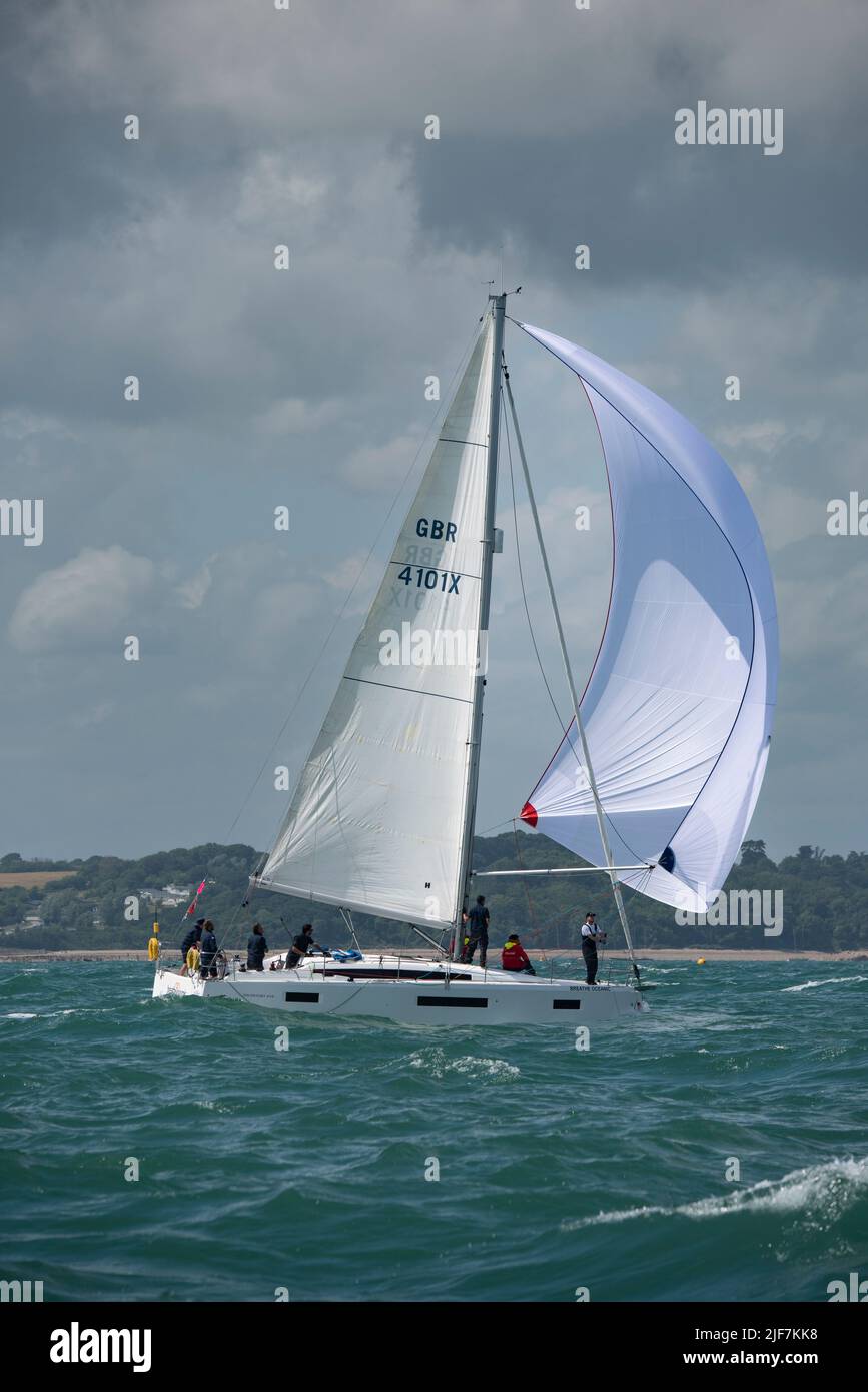 Le spinnaker est sur ce yacht Sun Odyssey en compétition dans la course annuelle Round the Island du club de voile de l'île de Wight dans le Solent Banque D'Images