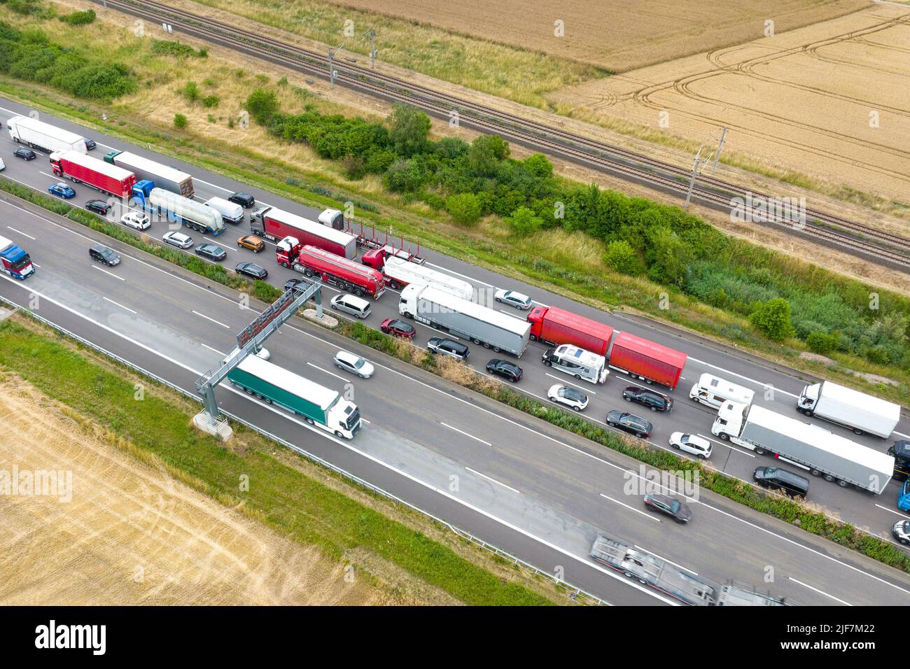 Trafic dense et embouteillage sur l'autoroute allemande Banque D'Images