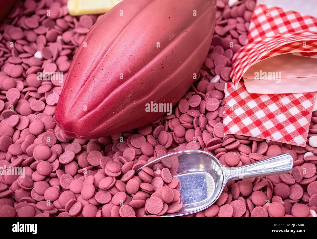 Ruby Chocolate cacao fruit sur fond de rubis chocolat drops vue de dessus. Banque D'Images