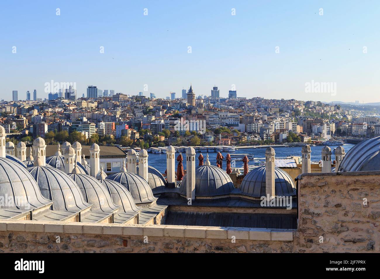 ISTANBUL, TURQUIE - 14 SEPTEMBRE 2017 : c'est une vue aérienne du quartier historique de Galata depuis la rive opposée de la Corne d'Or. Banque D'Images