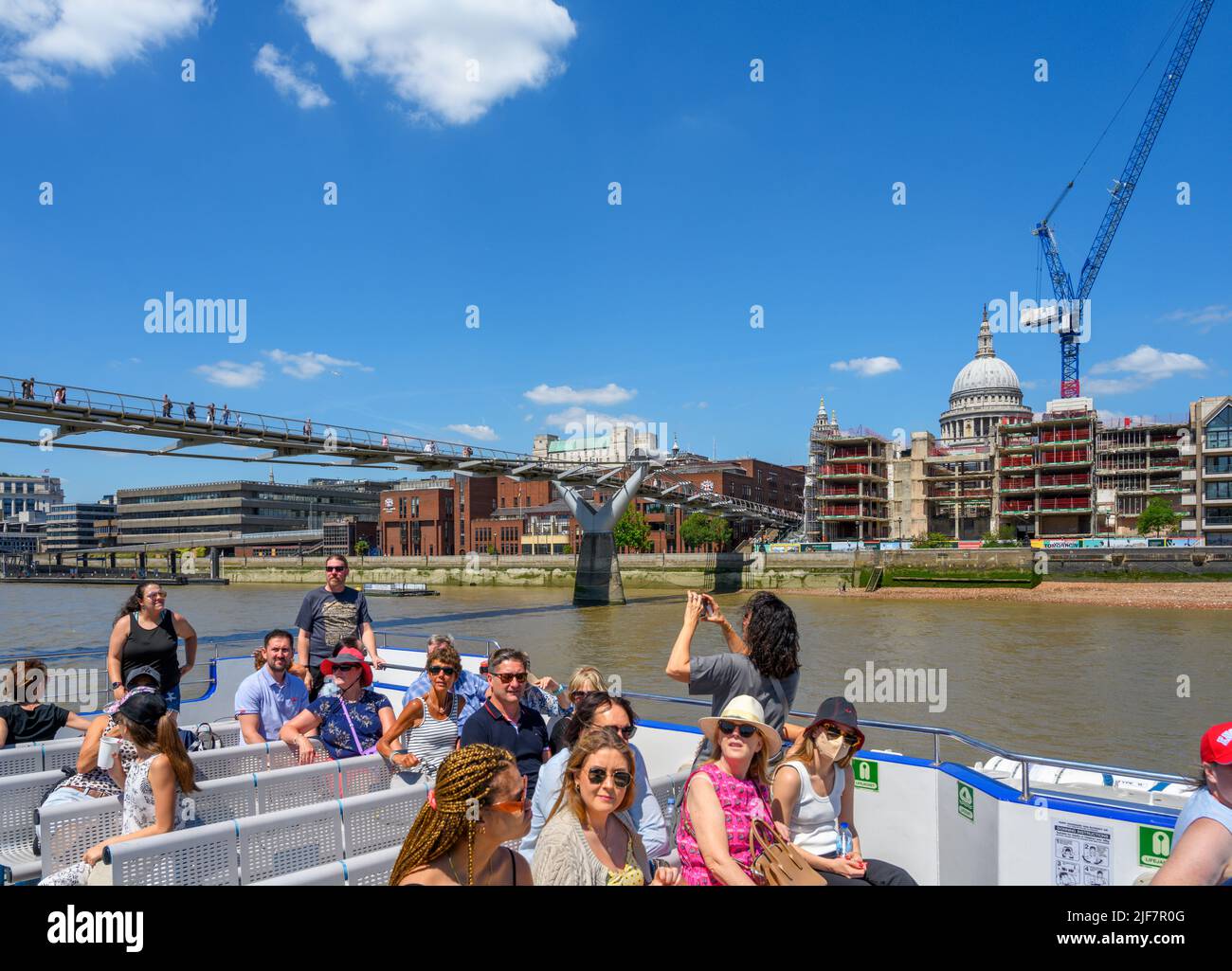 Vue sur la ville depuis le pont d'une croisière City Cruises, avec le pont du Millénaire en premier plan et la cathédrale St Paul à droite, Londres, Royaume-Uni Banque D'Images