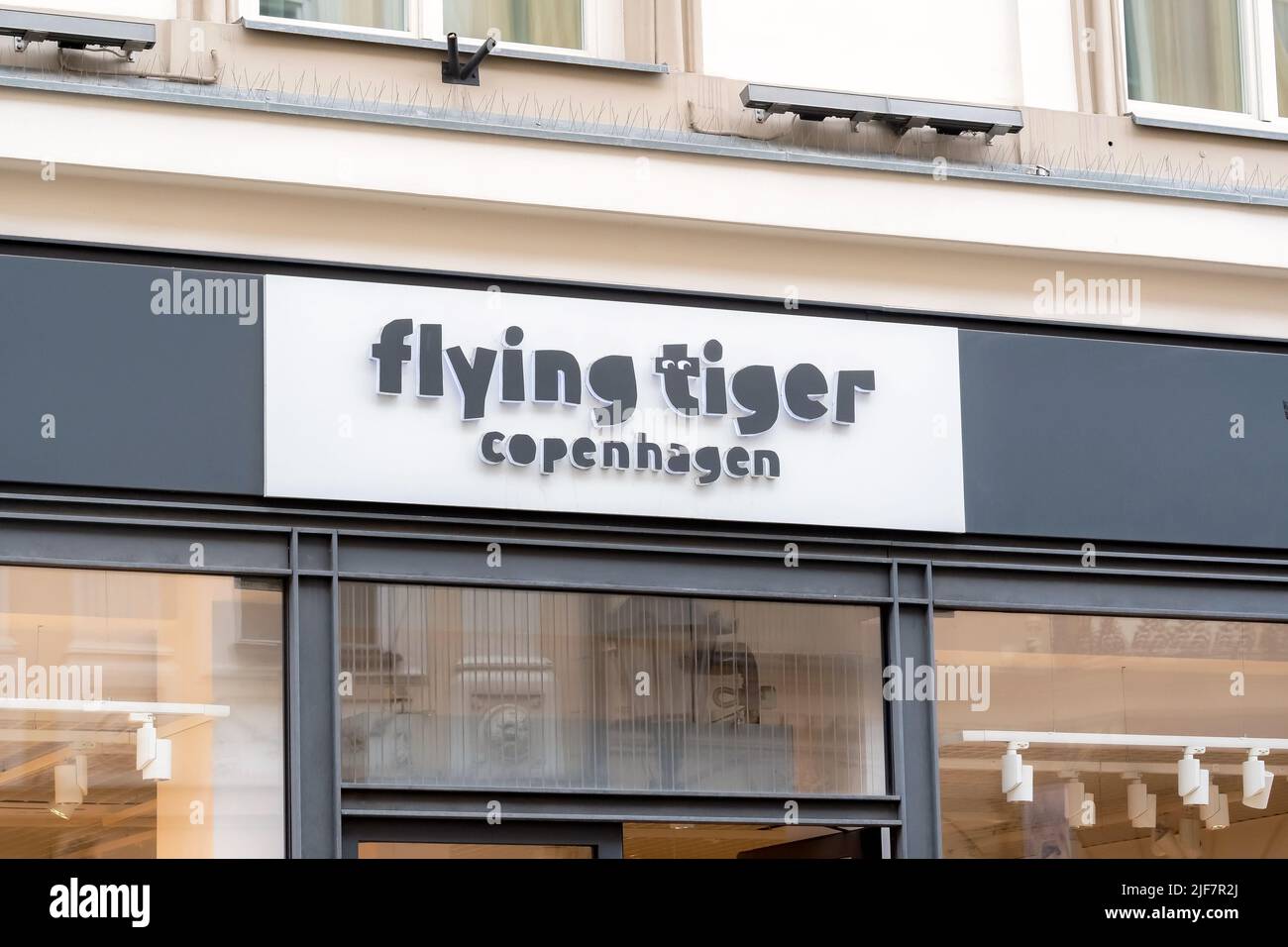 Logo de la signalétique avant du bâtiment de la marque Flying Tiger Copenhagen, inscrivez-vous de près, détails, nom du magasin de proximité, personne, personne. Vue avant, avant simple Banque D'Images