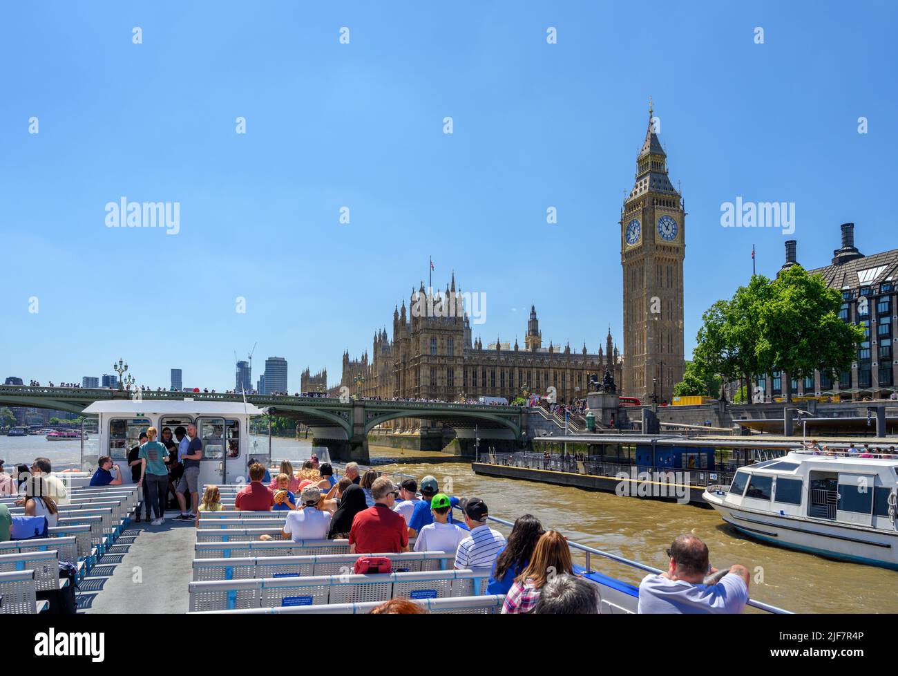 Les chambres du Parlement (Palais de Westminster) depuis le pont d'une croisière City Cruises, sur la Tamise, Londres, Angleterre, Royaume-Uni Banque D'Images