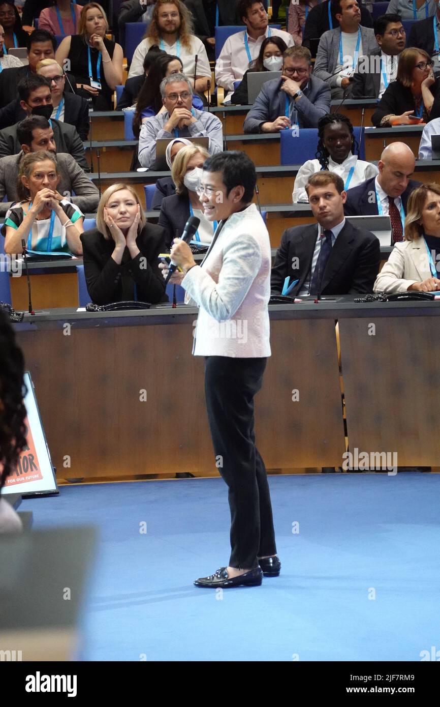 Maria Angelita Ressa co-fondatrice et PDG de Rappler et de son premier philippin à recevoir le prix Nobel de la paix, s'exprimant à Bonn, en Allemagne Banque D'Images