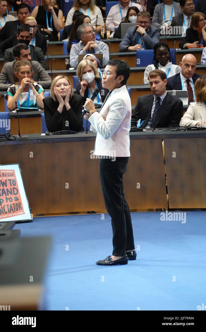 Maria Angelita Ressa co-fondatrice et PDG de Rappler et de son premier philippin à recevoir le prix Nobel de la paix, s'exprimant à Bonn, en Allemagne Banque D'Images