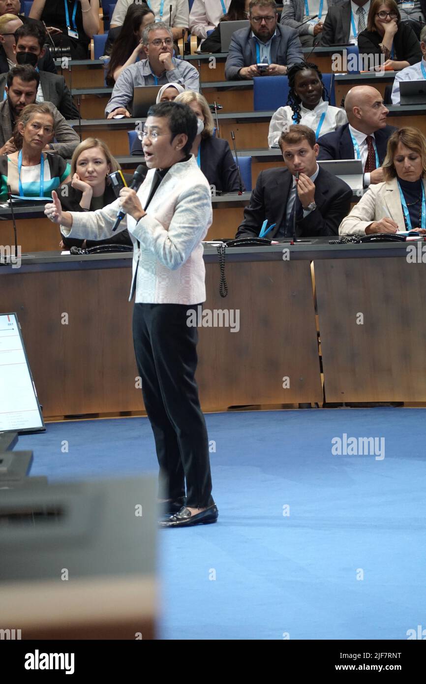 Maria Angelita Ressa co-fondatrice et PDG de Rappler et de son premier philippin à recevoir le prix Nobel de la paix, s'exprimant à Bonn, en Allemagne Banque D'Images